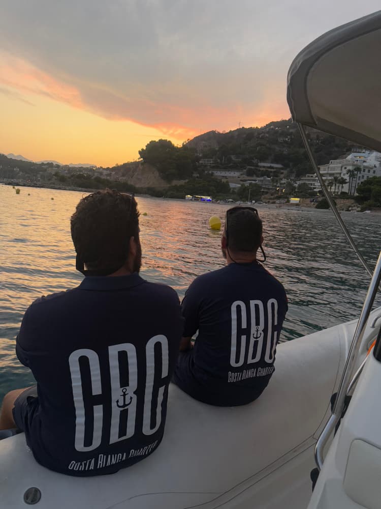 Navegantes mirando el atardecer